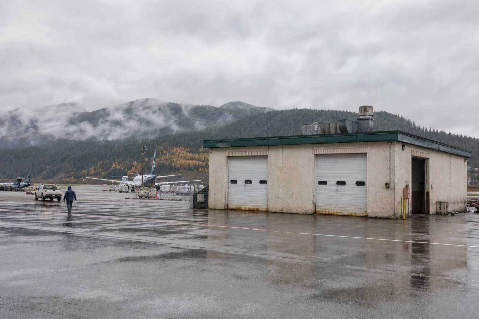 Cover image for article: Juneau airport weighs selling or leasing building it only recently learned it owns